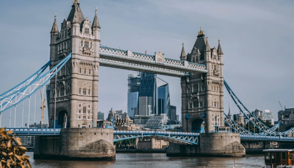 here-we-tow-london